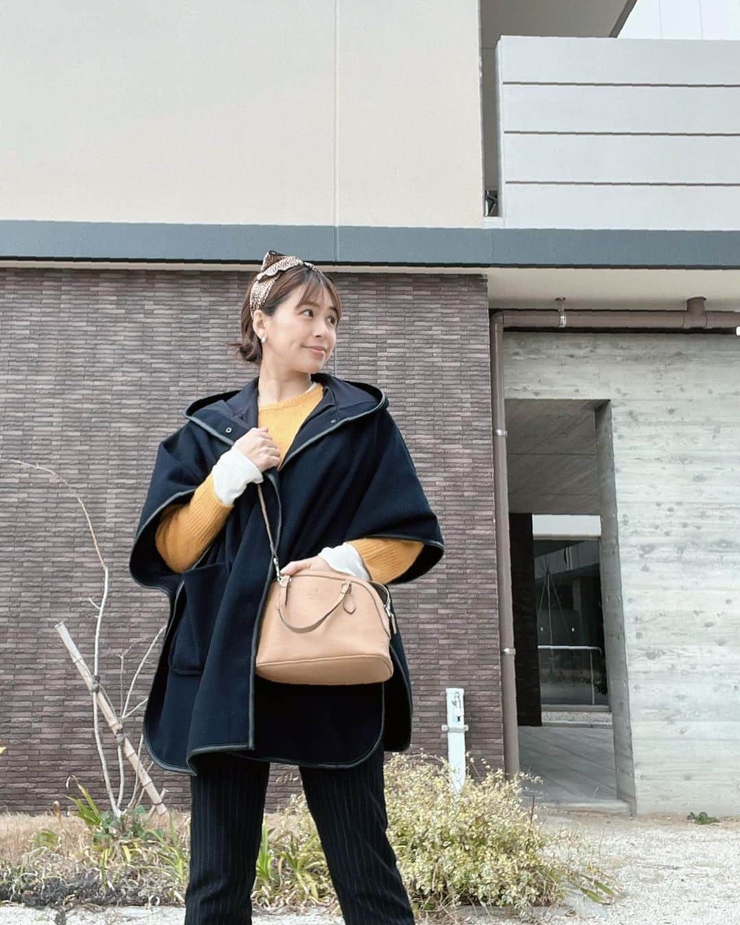 のインスタグラム：「𓊆 GUさまさま𓊇  果てしなく使えるポンチョ。 パンツはこれまた 毎日日替わりで色違いはいてる UNIQLOのヒートテックパンツ。 (ストライプは去年限定？)  美脚なのに暖かくて もうヒートテック効果なさそうな くらいはいてます。  GUのアプリで地味に溜まった ポイントで交換したインナー。  袖が長めで襟ぐりも程よくあるので チラ見せ出来て重宝してます。  ありがとうGU セブにはないんだぞGU 日本から持っていくリストです。  #UNIQLOはあるよ #値段は同じくらいだよ #セブ島移住#guコーデ #uniqloコーデ」