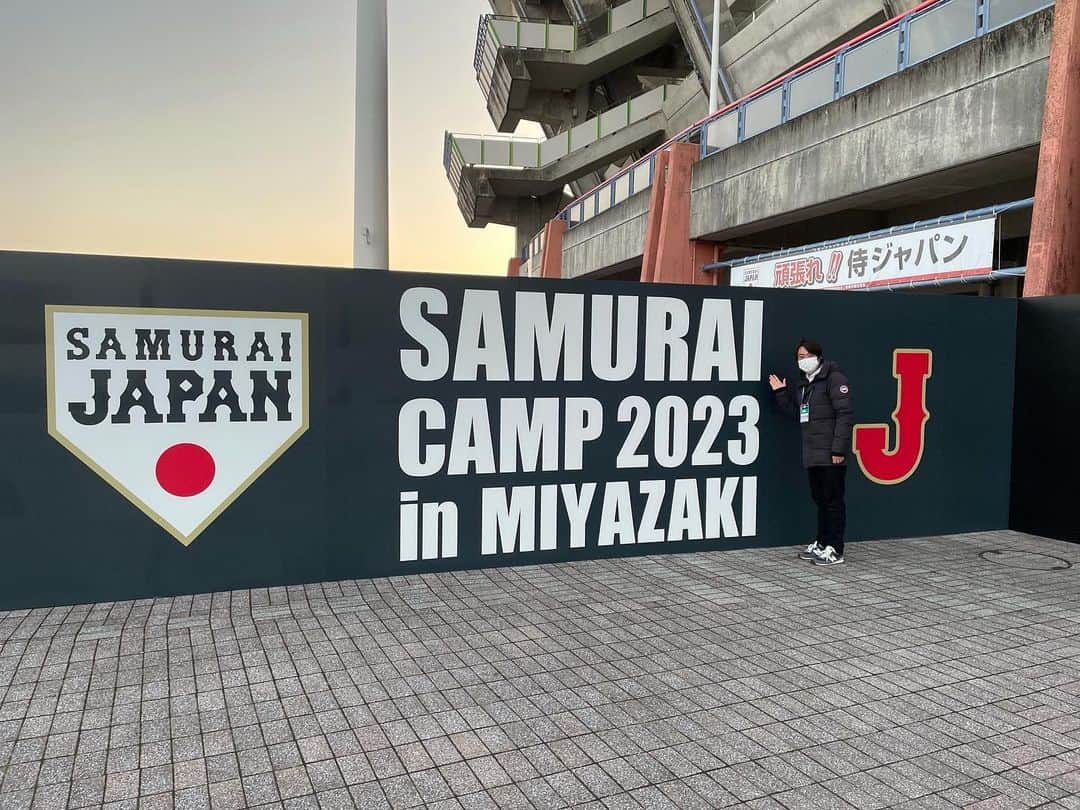 須田健太郎のインスタグラム：「⚾️WBCキャンプ初日取材⚾️ 侍JAPANの取材でサンマリンへ。 朝6時前に球場に到着しましたが、すでにファンの姿が。 とてつもない熱気を感じました。 ・ ・ 個人的には、久々にダルビッシュ有投手を生で見られて なんとも懐かしい気持ちに… 高校時代『打倒ダルビッシュ投手』を掲げ マウンドに台を設置し、 その上から投手が投げる打撃練習をしていた我がチーム。 2㍍近い長身の彼をどう打つのか。 みんなで考えた対策でした。 結局対戦は実現しませんでしたが、とてもいい思い出です。 (私は彼には到底力が及ばない選手でしたが…) ・ 高校時代からスーパースターだったダルビッシュ投手が、 今でも輝き続ける姿を見て、大変刺激になりました。 ・ ダルビッシュ投手を含め、 日本代表のみなさん、世界一目指して頑張って下さい！！ 応援しています！！ #宮崎合宿#ダルビッシュ有投手 #宮城のスター#宮城の高校球児」