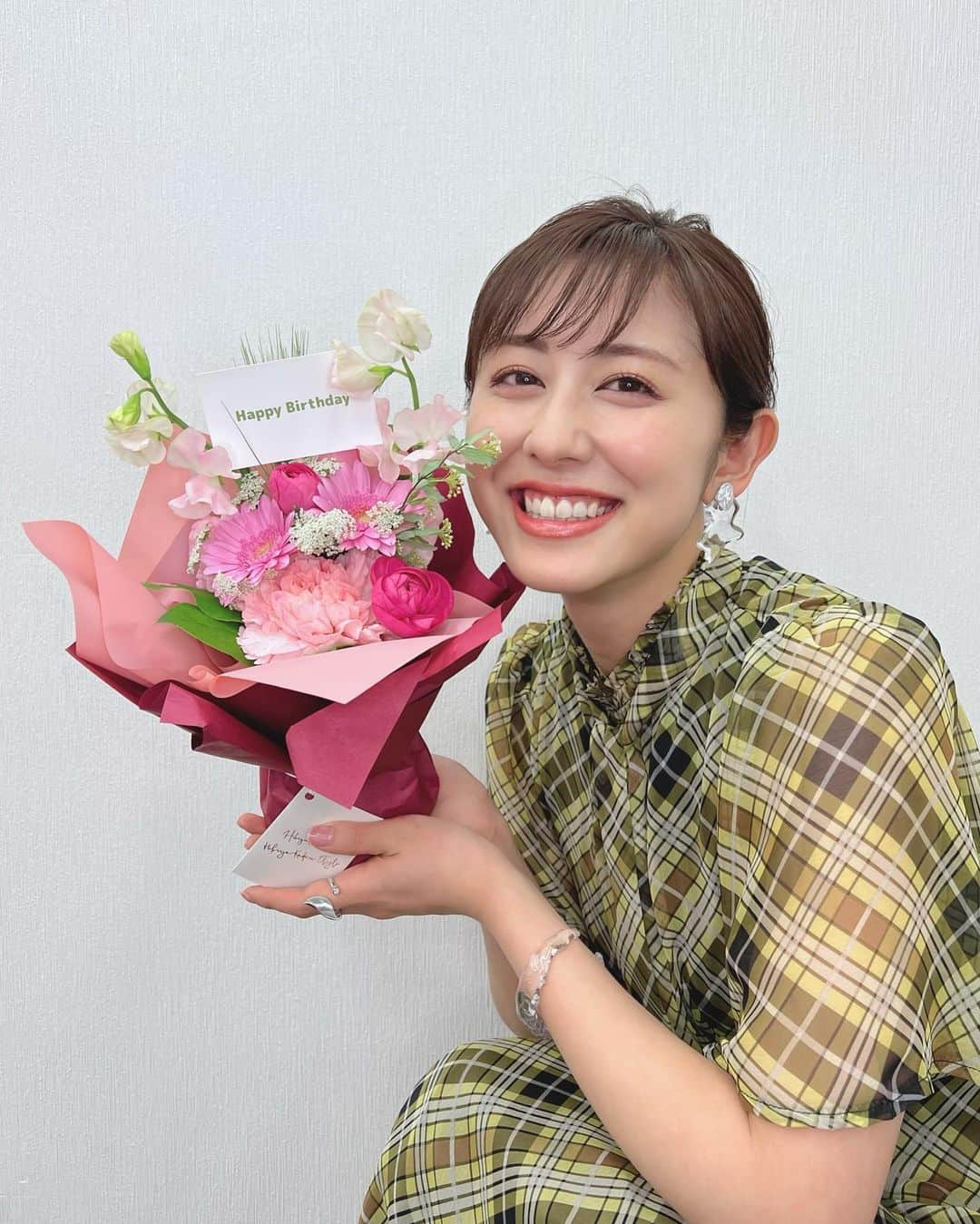 のインスタグラム：「26歳になりました💐 . . 25歳の時は仕事する環境が変わって、その中で沢山の方に助けていただきました､､！ . 改めて仕事をしていて、日々生活を送っていて思うのは、周りにいる方々に恵まれていて、幸せ者だな〜ということです☺️ . Instagramやテレビの前で応援してくれている皆さんもいつも優しく見守ってくださって､､沢山パワーをいただいています🤭 . 26歳は皆さんに恩返しできるような年にしたいです☺️頑張ります！！ . . #ナニコレ珍百景 の #スタッフ の #皆さん から #可愛い #大好き な #ピンク の #お花 をいただきました😳 #嬉しい . . #斎藤ちはる#テレビ朝日アナウンサー#テレビ朝日#テレ朝#アナウンサー#26歳#誕生日#birthday#花束#お花#💐#🎂」