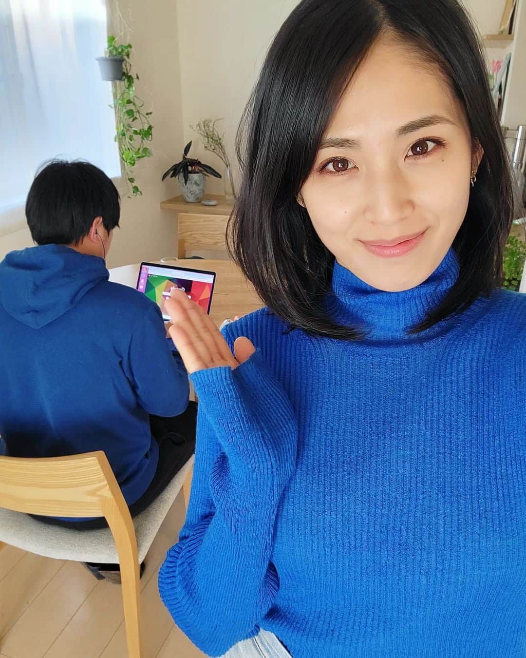 本仮屋リイナのインスタグラム：「ポールレッスンから帰宅したら、⁡同じ色の人がおりました🟦💙🌊🐬🥶🧞‍♂️👖🧢🐳🌐🌀💤♿️🅿️⁡⁡⁡」