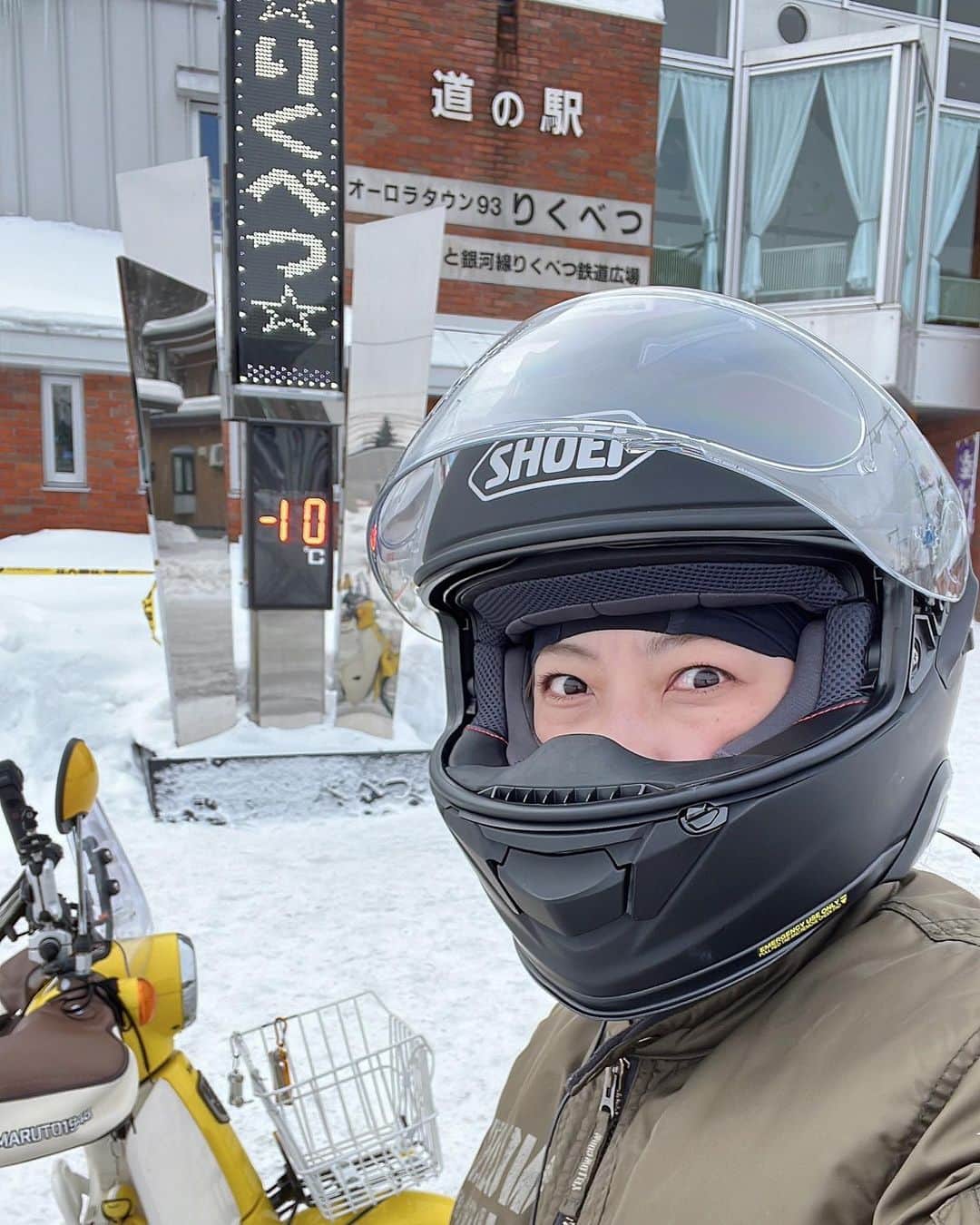 金田彩奈のインスタグラム：「🏍  北海道陸別町 『日本一寒い町』  寒過ぎてメガネ凍った🤣  #バイク #バイク女子 #北海道ツーリング #陸別町 #カブ #スーパーカブ #イエローコーン #yellowcorn #hokkaido #cub #motorcyclegirl」