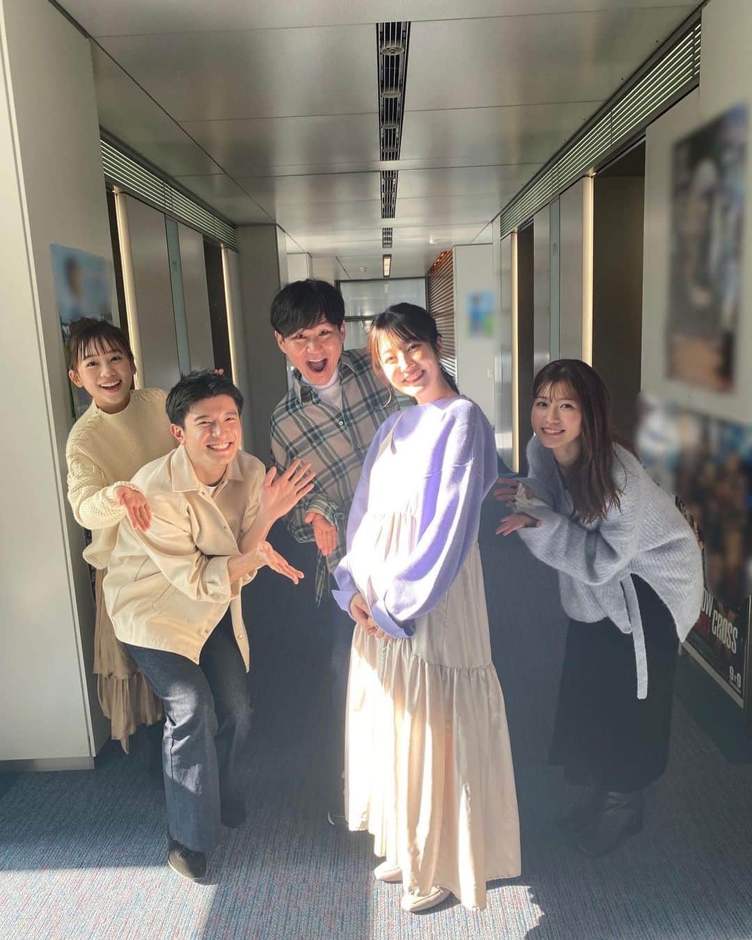 滝菜月のインスタグラム：「先日ストーリーにアップした “妊娠して気がついたこと”というエッセイに たくさんメッセージをいただきました☺️ ありがとうございます。 ⁡ フォワーさんの中に、 私と同じく今まさに妊娠中の方や、他にも子育て中のママさんパパさんが 想像以上に多くいらっしゃると知り驚きました！ ⁡ ものすごーく共感できるメッセージや 先輩ママパパからの心強いアドバイスをいただけて本当に嬉しいです🍀 一つ一つに直接お返事ができなくて申し訳ないのですが、全て目を通しています。 ⁡ また日々感じたことを皆さんと共有できたらいいなぁ。 ちなみに今は体重管理に悪戦苦闘しています。検診日が近づくと焦り始める。笑 ⁡ 写真は先月会社に行った時、 南原さんと写真を撮ろうとしていたら 偶然めるるさんや篠原アナ浦野アナが次々と現れて囲んでくれました✨ 桐山さん中間さんも来て写真を撮ってくれました📷 ⁡ #ヒルナンデス #妊婦コーデ」