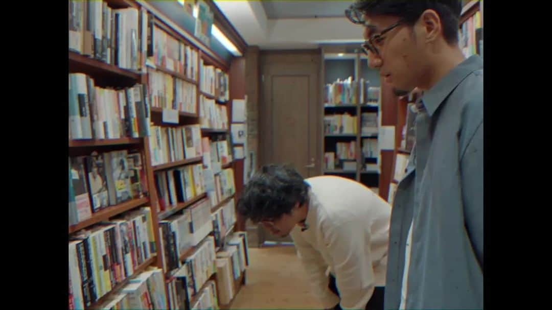 tofubeatsのインスタグラム：「黒鳥社さん( @blkswn.01 )の企画で若林さんと共に書店探訪させていただきました。後編も本日公開になりました。黒鳥社さんのYouTubeチャンネルより是非どうぞ。ストーリーにもリンク貼ってます。  ”これから読む本が一番面白い” をコンセプトに、黒鳥社コンテンツディレクター・若林恵がゲストとともに本屋を訪れ、実際に本を買おうという企画「黒鳥本屋探訪」。第2回は、音楽プロデューサー・DJとして活動し、2022年には初めての著書『トーフビーツの難聴日記』を刊行したtofubeatsさんと一緒に、神保町にある「東京堂書店」を訪ねます。  「お買い物編」では、ふたりが店内を巡り本を選びます。「音楽」「社会」「経済」などの棚を巡り、最後は東京堂書店一押しの棚「"知"の泉」にたどりつきます。ふたりはどんな本に興味をもつのでしょうか？そして、最終的に購入した本とは？？  ※2022年9月22日に収録した動画です。  ■東京堂書店 http://www.tokyodo-web.co.jp/ https://twitter.com/books_tokyodo  ■今回のゲスト：tofubeatsさん https://twitter.com/tofubeats https://www.instagram.com/tofubeats  【制作スタッフ】 撮影・編集：丹波督 撮影：大関史洋 音楽：Twoth サムネイルデザイン：香取徹 ディレクター：高橋護（黒鳥社）  【黒鳥社 / blkswn】  Twitter：https://twitter.com/blkswn_tokyo Instagram：https://www.instagram.com/blkswn.01/ linktree：https://linktr.ee/blkswn」