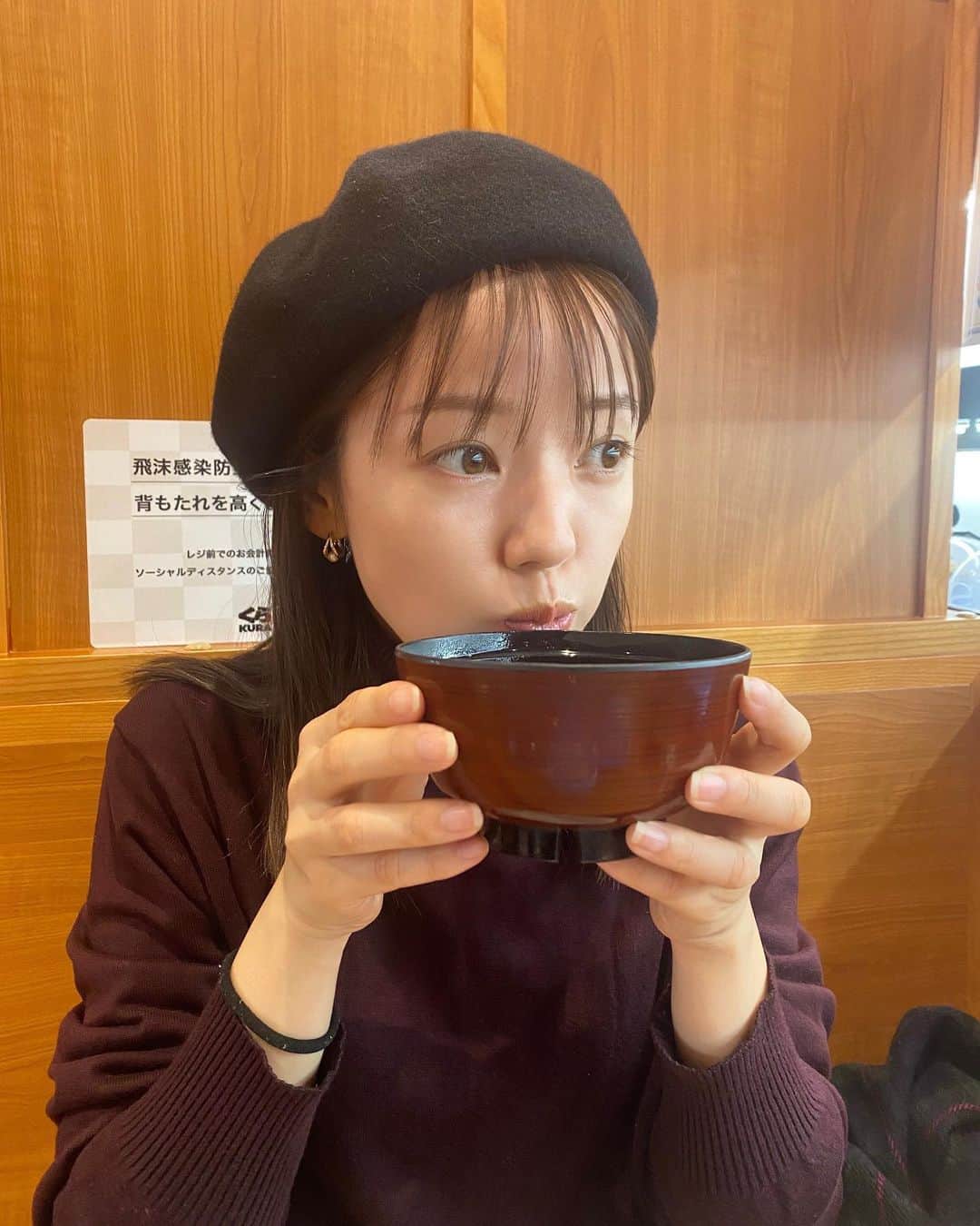 柳生みゆのインスタグラム：「回転寿司ではお寿司以外にも色々食べるタイプです🍣🍣関西のお寿司屋さんでは赤だしが基本だけど東京って普通のお味噌汁が多い気がする😶 #回転寿司」