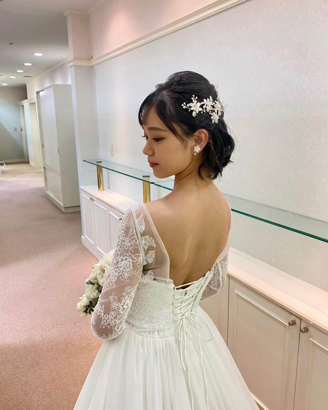 のインスタグラム：「. 前回のアイテムフェア 模擬披露宴のお支度風景🕊  短いヘアスタイルの方も 可愛くヘアメイクさせていただきます☺️✨  #ホテルモントレ#ホテルモントレ大阪 #モントレ大阪#モントレウエディング#ホテルウエディング#関西花嫁#花嫁美容#花嫁美容レポ#花嫁準備#卒花嫁#関西 #ブライダルヘアメイク #結婚式ヘアメイク#前撮りヘアメイク #ウェディングヘアメイク#プレ花嫁#プレ花嫁さんと繋がりたい #ブライダルフェア#前撮りヘア#挙式ヘア#ハーフアップ#結婚式準備#前撮りアイテム#写真だけの結婚式」