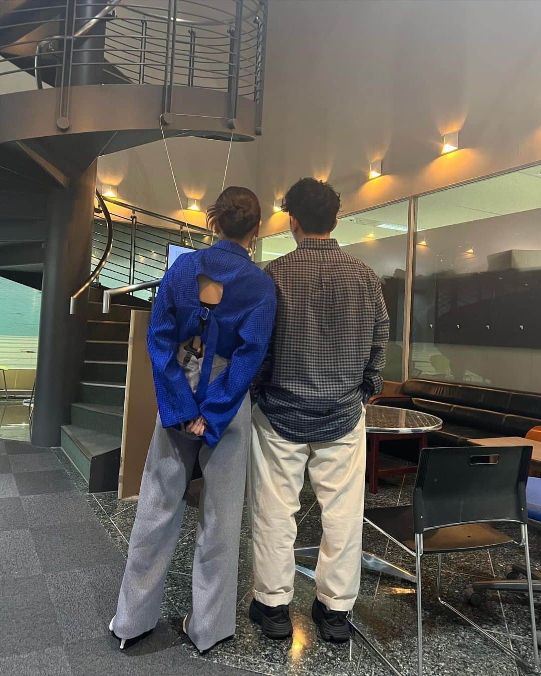 近藤千尋のインスタグラム：「ラヴィット本番前に ニュースを見ている太田夫婦。笑😂 今日はアップヘアでした❤️‍🔥 #100よか　からゲストは 春風亭 昇太様が来てくださいました🤍 ゲームしたりラップしたり ガチャしたり愉快な金曜日でした💗 たけるん、頑張ったね🥺笑 初めてラップしたよ…😂 くっきーさん エハラさん恐るべし❤️🎤  #近藤千尋衣装   tops,pants @maisonspecial_women pierce @loni_jewelry_ ring @hiromi_._a」