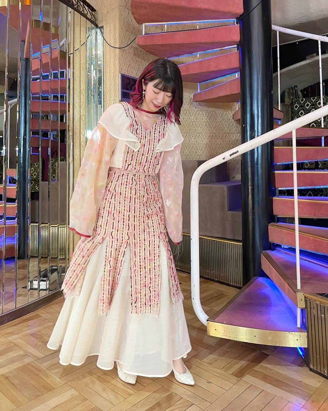ぱいぱいでか美のインスタグラム：「恋するアテンダー💘 . 4〜5枚目ネタバレ要素ありです⚠️ ABEMA『恋するアテンダー』で 大島麻衣さんに恋のアテンドをして頂き JPさんを紹介してもらいました🫶🏻笑 未視聴の方は是非番組ご覧ください〜！  衣装❤️ トップス&スカート▶︎ @natsumi.okumura 靴▶︎ @dianashoespress アクセサリー▶︎ @chouetteme_accessory いつもお願いしているスタイリストさん▶︎ @sbhr___k ♡ いつもよりレディな雰囲気にしてもらいました👠✨ . #恋するアテンダー #JPさん #natsumiokumura #dianna #chouetteme #でか美衣装 #でか美ちゃん」