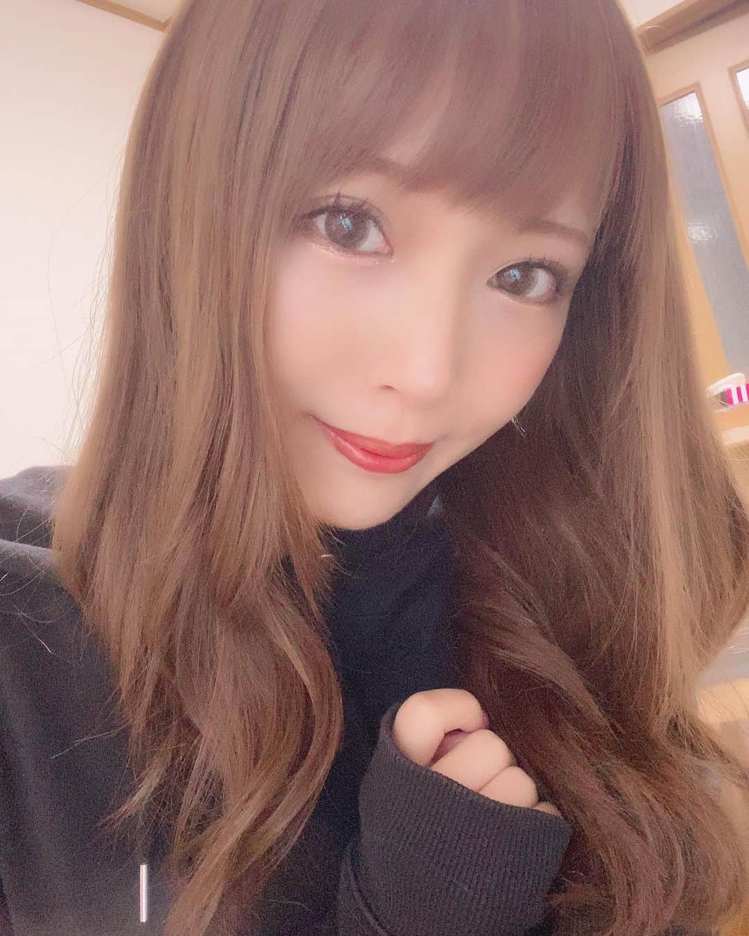 鈴木りんだのインスタグラム：「髪胸下まで伸ばすって決めてたんだけど育児してると邪魔すぎて結んでることがほとんどだからやっぱりもう切ろうかな、、、」