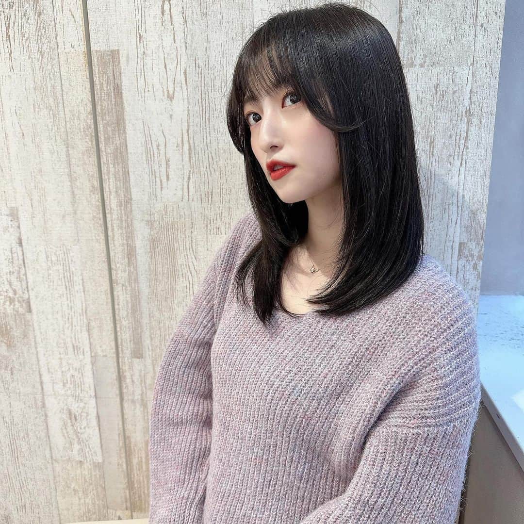 石井陽菜のインスタグラム：「⁡ ⁡ ⁡ 髪染めました〜 いつもありがとうございます🫒 ⁡ オリーブグレージュにしてもらったよ☻ ⁡ ⁡ #オリーブグレージュ #ヘアカラー #暗髪 #ミディアム」
