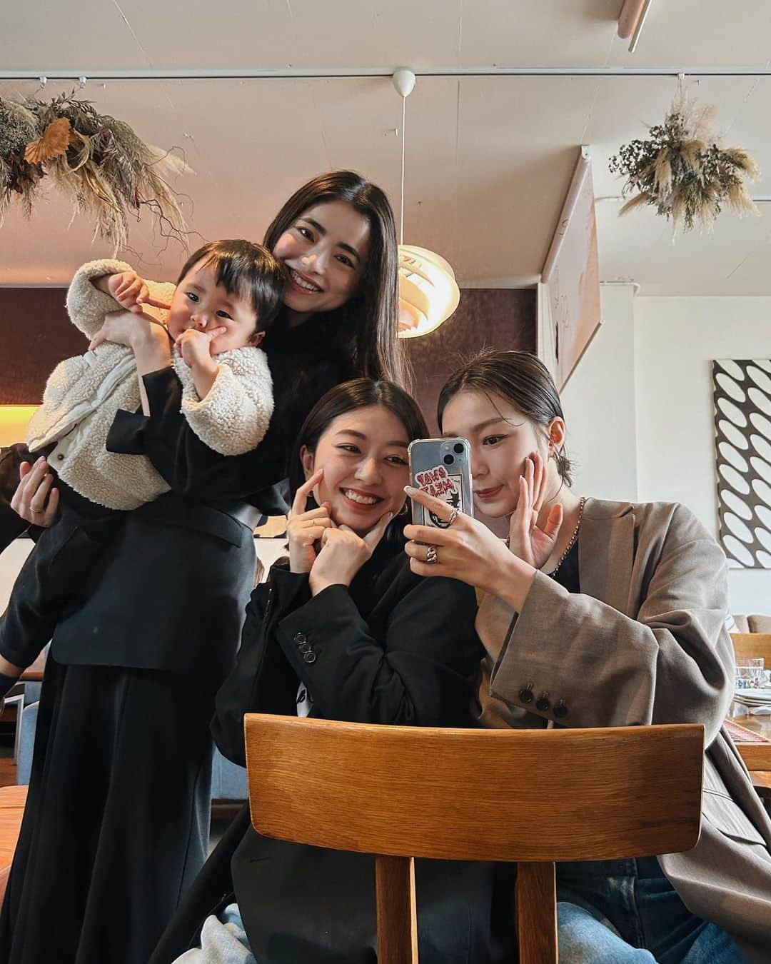 美舞さんのインスタグラム写真 - (美舞Instagram)「. 美人との定期会🙋‍♀️❤︎❤︎ 付き合い長いのに会うたびに新鮮な気持ちで 美人だなぁと思わせてくれるお姉様達は最強☺︎！ 大体いつも美容の話で持ちきりなんですが、 今回は確定申告について💸笑笑 持ってる情報持ち合わせて答えを見つける😂😂 確定申告しっかりして次は美容の話しよ😩？？ . #確定申告　#話題は持ちきり　#美容　#美人　#美人に囲まれる日々　#さいこぉー！」2月17日 19時23分 - mibuki__.39