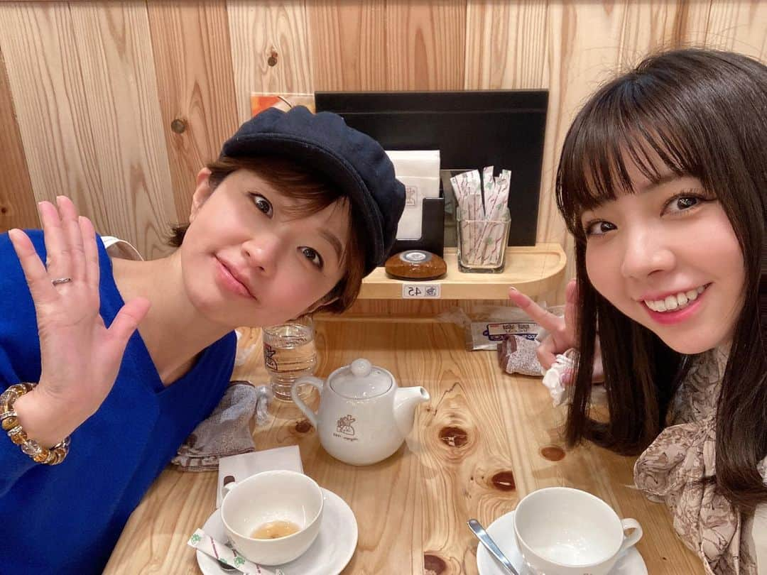 前田まみのインスタグラム：「先日💕 秋田久美子姉さんとティータイムさせていただきました☕️✨  楽しい時間はあっという間で、またお会いする約束をしてお別れしました😊笑  久美子姉さんの美肌！美脚！の秘訣、秘密㊙️知りたいですよね🥺 お顔は🫖ポットと同じくらいの小顔！！！  なんと、久美子姉さんと、桜井雅斗くんが【美容部】を結成されました‼️  これから生配信などをし、皆さんのお悩みや質問に答えられていくそうです☺️  ぜひぜひ皆さん久美子姉さん、桜井くんのSNSへ✨💋👀💄   #吉本新喜劇  #よしもと新喜劇  #新喜劇  #秋田久美子 ねえさん  #美ターパン #桜井雅斗 くん  #美容部」