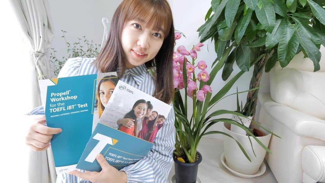 のインスタグラム：「この度、TOEFLの公式アンバサダーに就任致しました！   英語を上達させたい人や海外に興味を持ってる人、留学をしたい人、海外で活躍したい人達 の海外に行くきっかけを作ったり、もっと色んな人に知って貰ったり、そんな人達の夢 の後押しをしたいと思っています。   それを実現するひとつの形として、アンバサダーになったことはすんごく嬉しいです。 私がアメリカ留学で異文化に触れ、色んな人と繋がって変わった価値観や考え方は海外でこそ得られたものだったと思っています。   海外での体験は後の人生に大きく影響があるものになりました。 そんな私だからこそで きる発信をもりもり伝えられるよう活動頑張ります！ TOEFL ETS Japan 公式YouTubeアカウントではTOEFLアカウントでしか公開していないコラボコンテンツを公開しています！   #TOELE公式アンバサダー  #toefl」