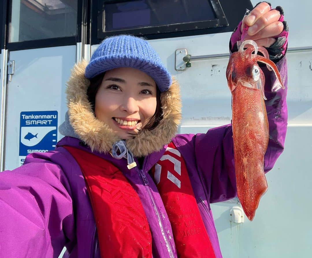 川目梢のインスタグラム：「初めまして マルイカ様🙇‍♀️  透き通ったイカのキレイなこと🦑 イカ釣りをする機会のない私にとっては、感動の釣りでした👏  いやー それにしても ゼロテン釣法ってやつで腕ぱんぱん バックラッシュ地獄にも陥り とりあえず難しかった 練習あるのみです  2枚目はトップ46尾の人の桶 圧巻‼️‼️‼️  お世話になった『一義丸』の皆様 ありがとうございました🙇‍♀️🙇‍♀️🙇‍♀️  #マルイカ #マルイカ釣り #釣り #釣りガール #釣り好きな人と繋がりたい #釣り女子 #釣りスタグラム #釣りバカ」