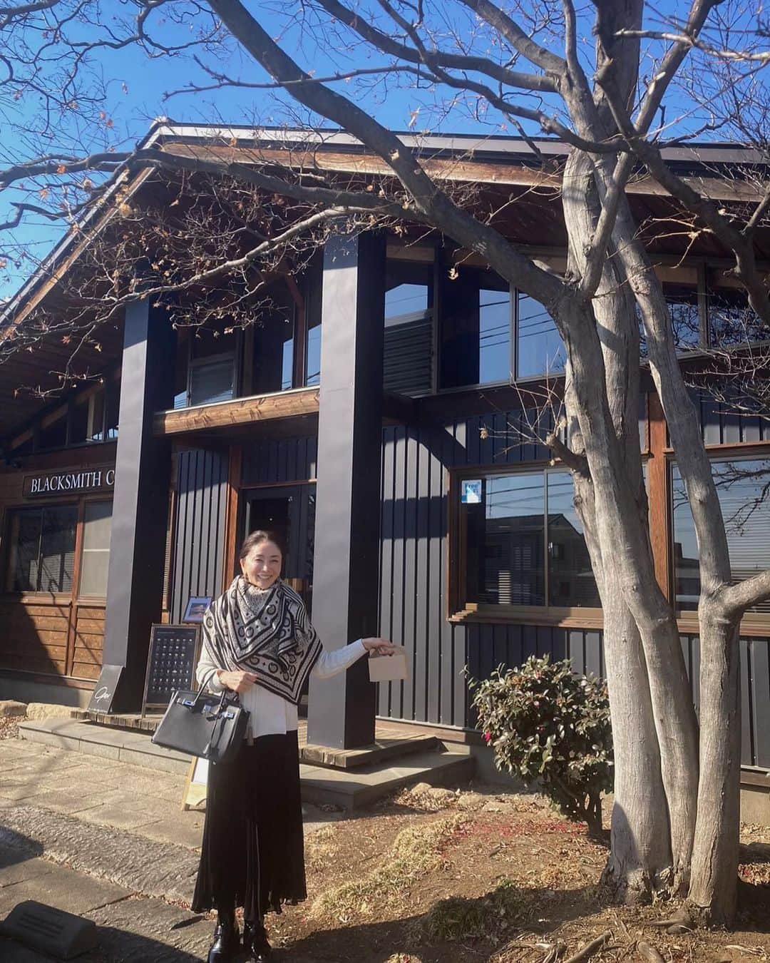 坂村かおるのインスタグラム：「・ 太田市にあるブラックスミスのパンケーキのお店へ‥ ・ パンケーキ大好き！ ・ キッシュも沢山あったのでテイクアウト☺️ ・ ・ お天気も良く、幸せなひと時でした💕 ・ ・  #クィーンオブ美魔女 #team美魔女 #美ST #坂村かおる #トータルビューティーアドバイザー #美しく老いる #バランス #美容 #コスメ #ファッション #今日のコーデ #トータルバランス #お洒落な人と繋がりたい #コスメ好きな人と繋がりたい #美意識高い人と繋がりたい #美魔女 #美魔女が変わる #アップデートしてる人と繋がりたい #自分らしくアップデート #パンケーキカフェ  #ブラックミックス」