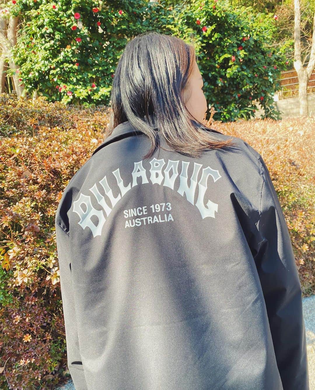 田代凪沙のインスタグラム：「Team JACKET @billabong_japan🖤  ビラボンチーム限定のジャケット😎  ビラボンウェットスーツに使用されているノーベル賞技術「グラフェン起毛」を使用しているため、保温力がすごい🔥  ポケットの中もウエットスーツ生地が使用されているので、手も暖かい🤭💕  貴重なJACKET!!!!!!🖤  #BillabongAdventureDivision」