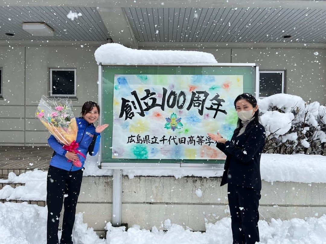 木村文子さんのインスタグラム写真 - (木村文子Instagram)「. 【活動報告】 広島県立千代田高等学校へ講演会に行きました。 この日は雪の中の移動となり、校長先生をはじめ学校関係者の皆様に大変お世話になりました🙇‍♀️ 雪道の中、講演会へ向かう忘れられない1日となりました⛄️  高校生が考える進路選択は様々だと思いますので、目標の設定の話題を中心に話をしました✨ 質問も沢山いただき、ありがとうございました☺️  #講演会  #高校  #目標設定  #大雪の中ありがとうございました  #lecture  #highschool #students  #snow」2月17日 19時36分 - kimura.ayako