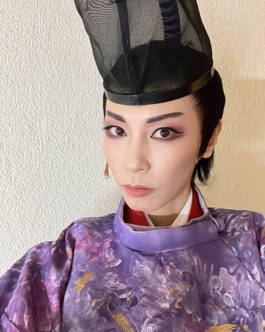 のインスタグラム：「⁡ 本日もご観劇ありがとうございました！ ⁡ 気づけばあと二日、、 ⁡ ⁡ 今日は光源氏のお衣装紹介。 とても素敵な藤の花が描かれています。 ⁡ なんとこれ、、、 ⁡ 指で描いてくださったそうで✨✨ ⁡ なんとも繊細で沢山の色が入っていて 作ってくれた方の思いも沢山つまっている✨ そんな素敵なお衣装を身にまとい 毎日舞台に立てて幸せです！！ ⁡ あと2日ですが4回公演ありますので、 1回1回大切に光源氏として生き抜いてまいります！！ ⁡ ⁡ 千秋楽は配信もありますので、 こちらもぜひ見ていただけたら嬉しいです！！ ⁡ ⁡ あきら」