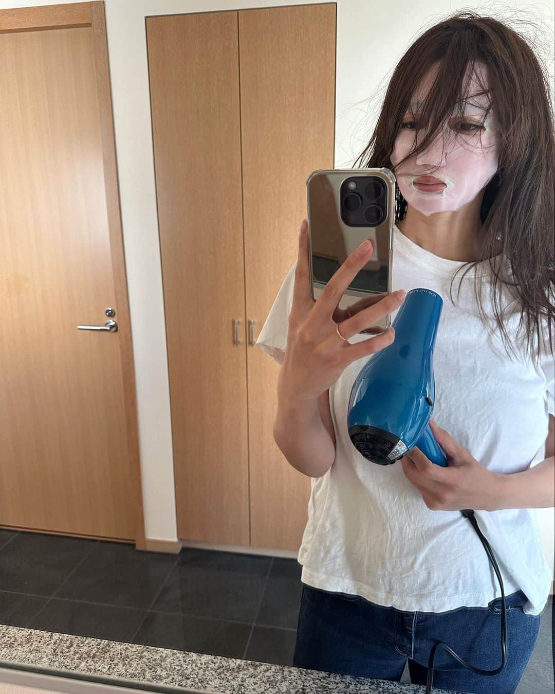 里海のインスタグラム：「バッ‼️と登場すると 子供にも夫にも泣かれるので 気をつけなきゃいけませんが…  パックの上からつける 100円均一のシリコンのパックは  パックをしながら髪を乾かす時に 髪が顔にくっ付かなくて パックは乾燥しないし 最高に便利です👍🏻👍🏻  そんなの当たり前に知ってるよ〜！ って方もいると思いますが  私には大発見🙌🏻でした！  噂によると売り切れ率が高いようなのですが 本当オススメなのでシェアします🤗」