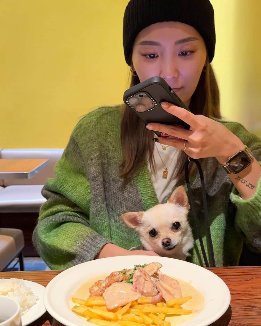 KANAMIのインスタグラム：「・ ぷぷが可愛いのでこの写真を採用🥹💘 抜け毛シーズン到来🐶  #わんちゃんokのお店 #おすすめ教えてくださぁい」