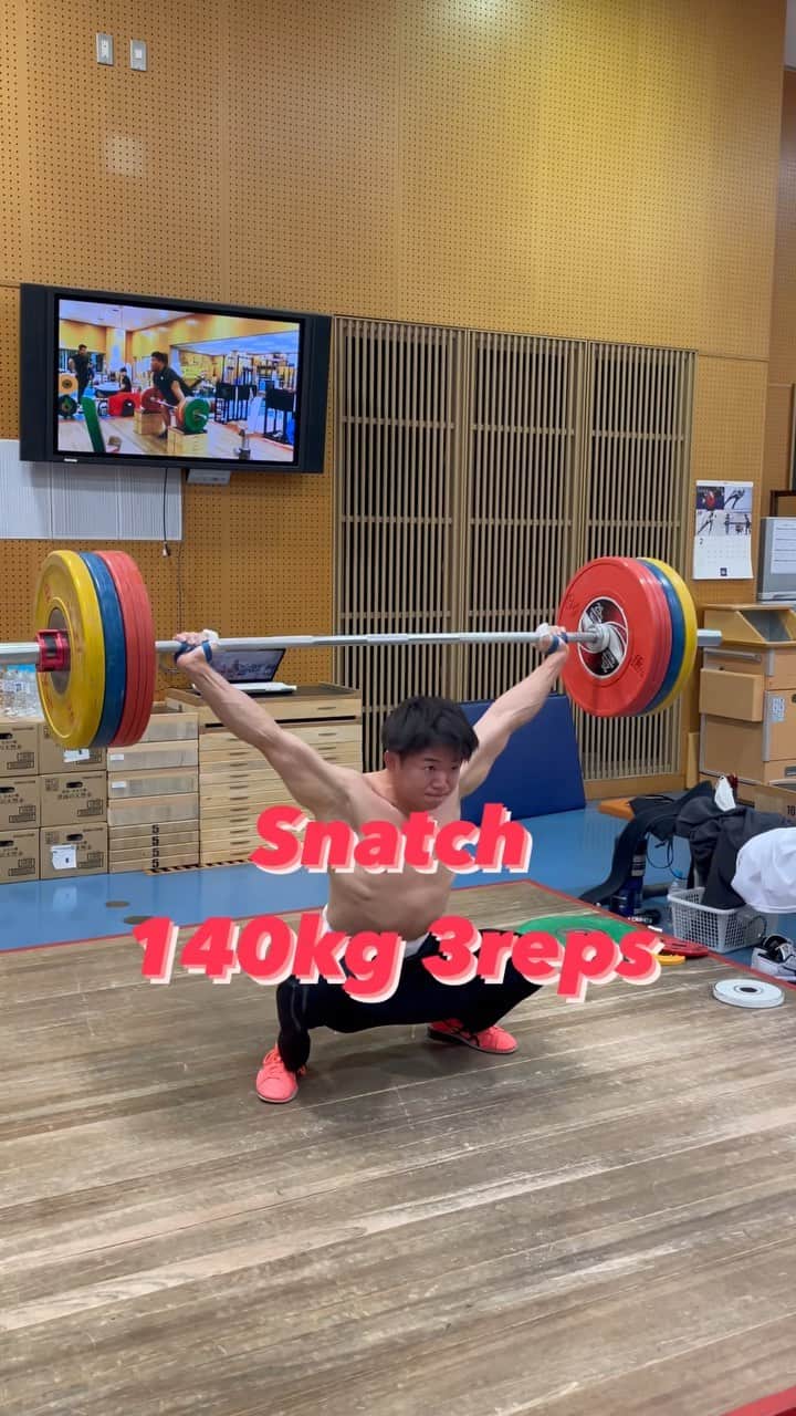近内三孝のインスタグラム：「Snatch 140kg 3reps  引き出し丁寧に！  #weightlifting #snatch #training」