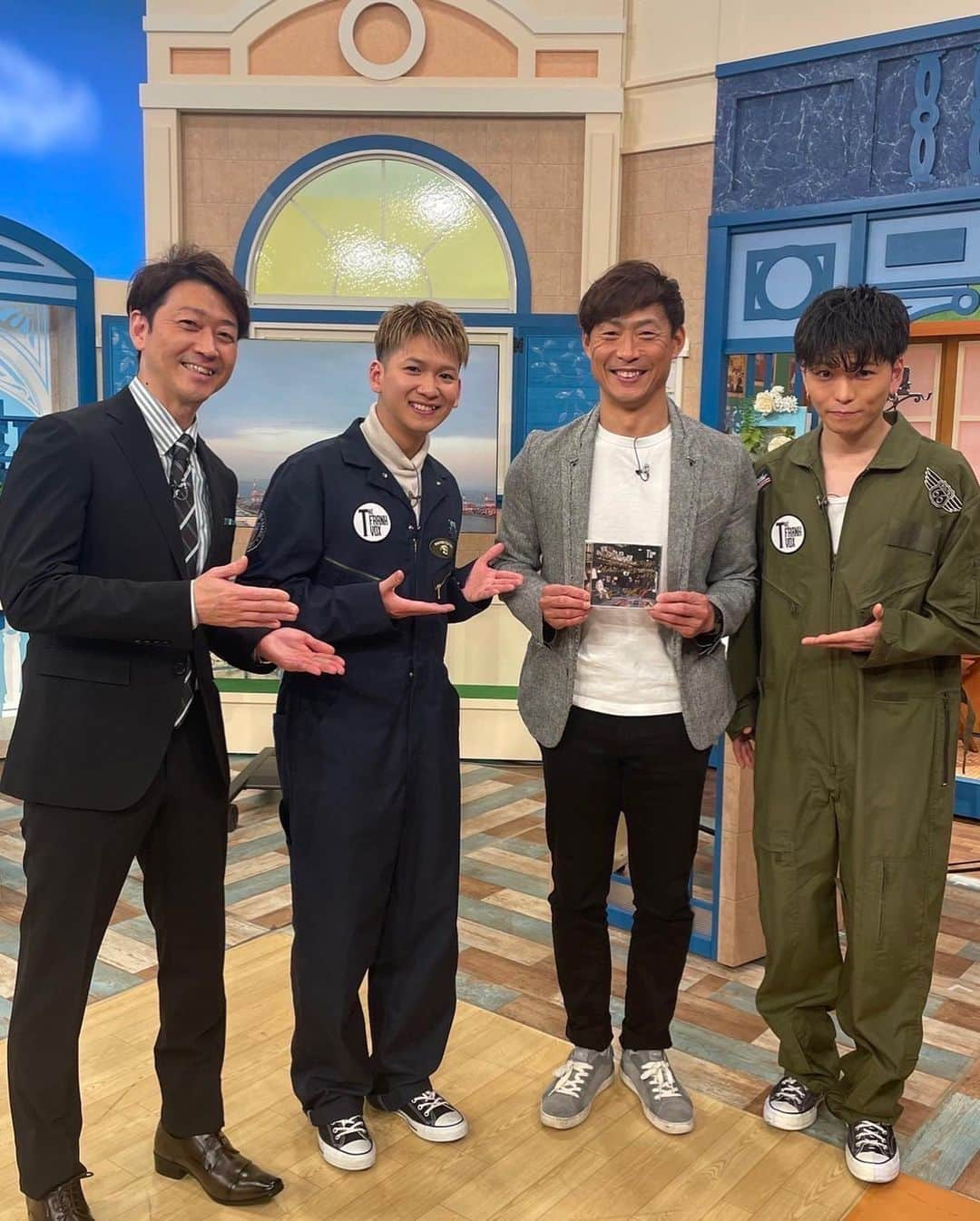 桧山進次郎のインスタグラム：「THE FRANK VOX「フランクボックス」 YASUさんとSNG(シュンゴ)さん😁  本日のサンTV『キャッチプラス』に出演されました‼️  私の現役時よく応援してくれていたらしく今日はアルバムをプレゼントしてくれました。ラッキー⤴️  メジャーデビュー1stミニアルバム「VOX BOX」 スッゴイ優しい歌声や〜‼️  さぁ出発地に立ったのでココからは「前進あるのみ」で行こう👍 #THE FRANK VOX #フランクボックス  #voxbox  #yasu さん #sng さん #サンテレビ  #キャッチプラス  #桧山進次郎」