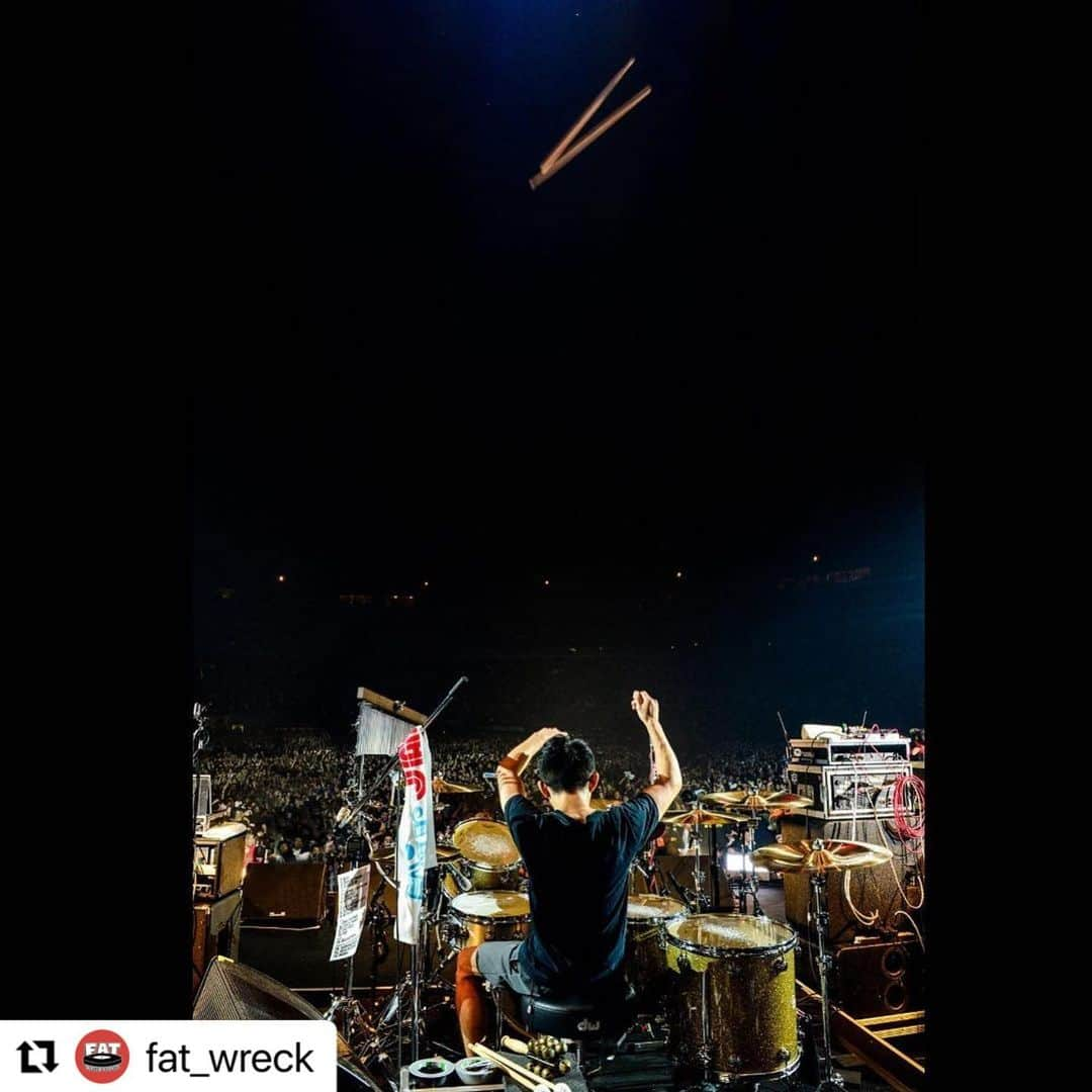 難波章浩さんのインスタグラム写真 - (難波章浩Instagram)「#Repost @fat_wreck with @use.repost ・・・ Today, we mourn the untimely death of Akira Tsuneoka, a beloved member of the band Hi-STANDARD, and a treasured member of the FAT family. Tsune will be remembered for his incredible talent, infectious enthusiasm, and genial spirit. As a founding member of Hi-STANDARD, he was a driving force behind the band’s success. He captivated live audiences with his passion and perfection on stage. He will be dearly missed by family, friends, and fans. Our hearts go out to all those touched by his life and music.  恒岡章さんの早過ぎる訃報に追悼の意を表します。 Hi-STANDARDのメンバーとして慕われ、FATファミリーの大切な一員でもあったツネさん。 彼のものすごい才能、そして周りを元気にする情熱と朗らかな性格は忘れられることはありません。 ツネさんは創設メンバーとしてHi-STANDARDの活躍の原動力でした。ライブでは情熱溢れる完璧な演奏でファンを魅了しました。 家族、友人、そしてファンに大変惜しまれることでしょう。 彼の音楽に感動したすべての方にお悔やみ申し上げます。」2月17日 20時04分 - akihironamba