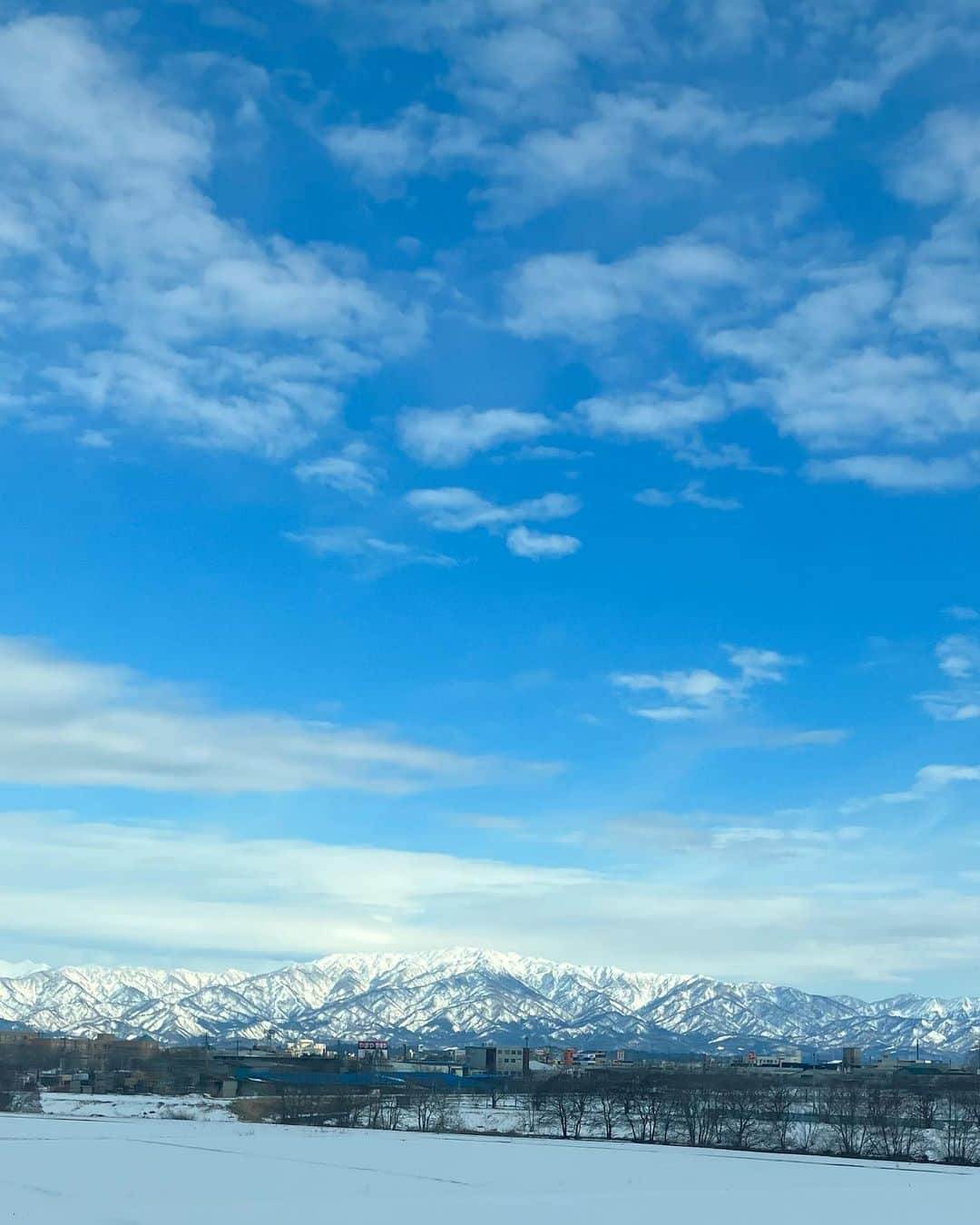 大谷萌恵のインスタグラム：「取材の道中  とってもきれいでした！  登山好きのカメラマンいわく 飯豊連峰と二王子岳らしいです。」
