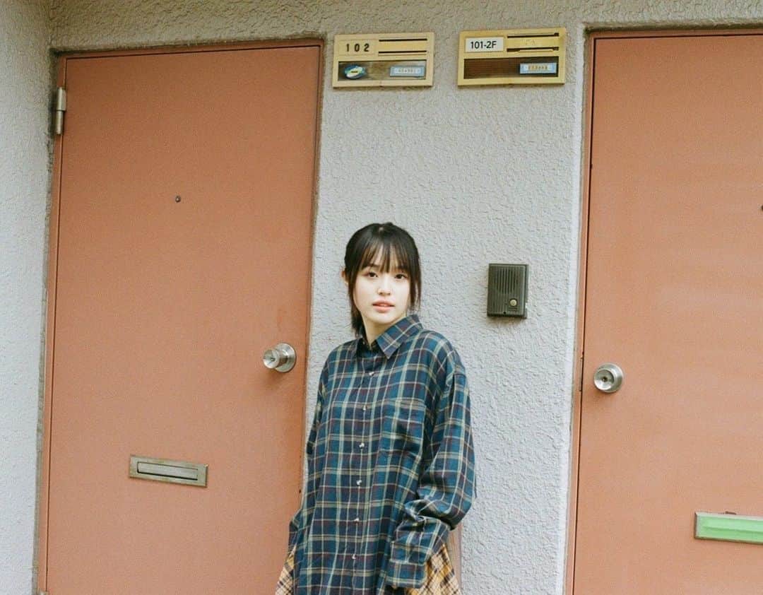 のインスタグラム：「「路地裏てぃーん」本日公開されました！ぜひご覧ください💞  photo&styling:杉浦 優 さん @sugiura.yu  hair&make:亀田 雅 さん  #路地裏てぃーん #豊嶋花」