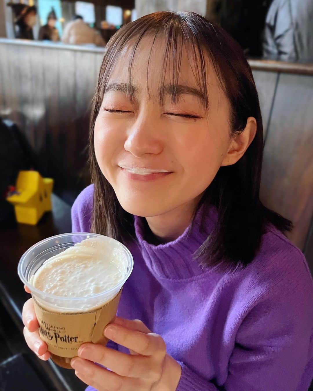 若林有子さんのインスタグラム写真 - (若林有子Instagram)「年末年始に帰省したタイミングでUSJへ🌎  バタービールはホットが好き！🍺 髭チャレンジは失敗でした…  #久しぶりのユニバ #学生時代は年パスもってました #寒いと店の中にいがち  #USJ #ユニバ #バタービール #ハリーポッター #ハリポタ #若林有子 #アナウンサー」2月17日 20時11分 - wakabayashiyuko_