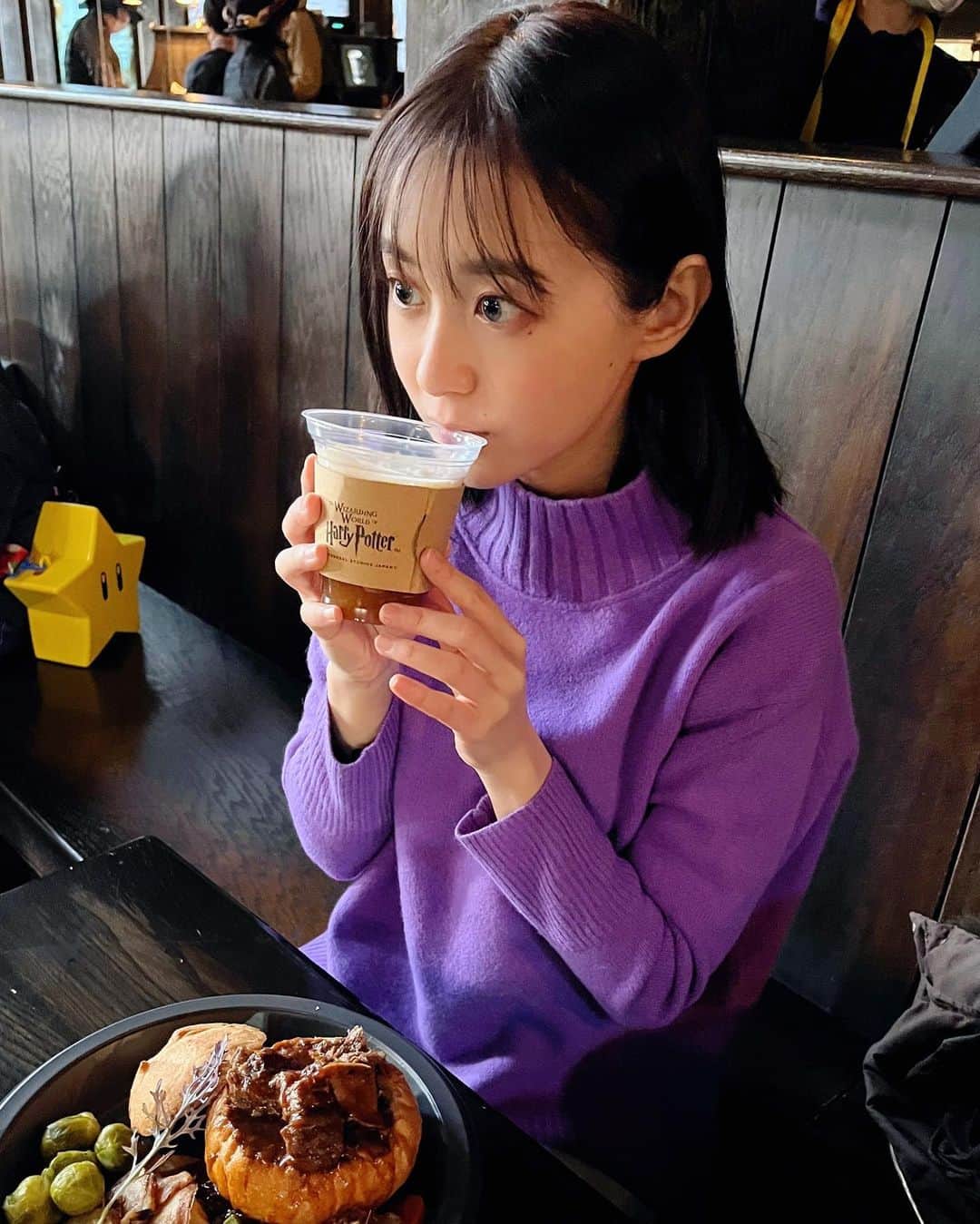 若林有子のインスタグラム：「年末年始に帰省したタイミングでUSJへ🌎  バタービールはホットが好き！🍺 髭チャレンジは失敗でした…  #久しぶりのユニバ #学生時代は年パスもってました #寒いと店の中にいがち  #USJ #ユニバ #バタービール #ハリーポッター #ハリポタ #若林有子 #アナウンサー」