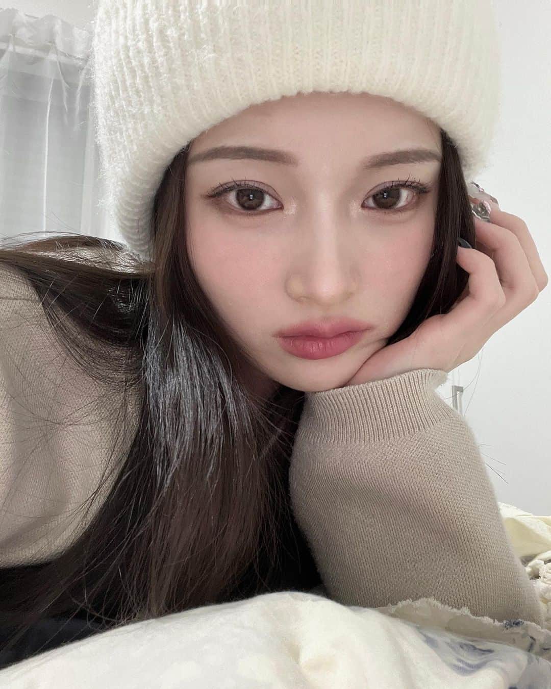のインスタグラム：「みんなお久しぶり🎀🎀  ネイルが超絶かわいくてウキウキです。 いつもあいこちゃん( @_nail_tsuki_ )🤍🤍 REDにネイル載せたらプチバズりしてるの…♡」