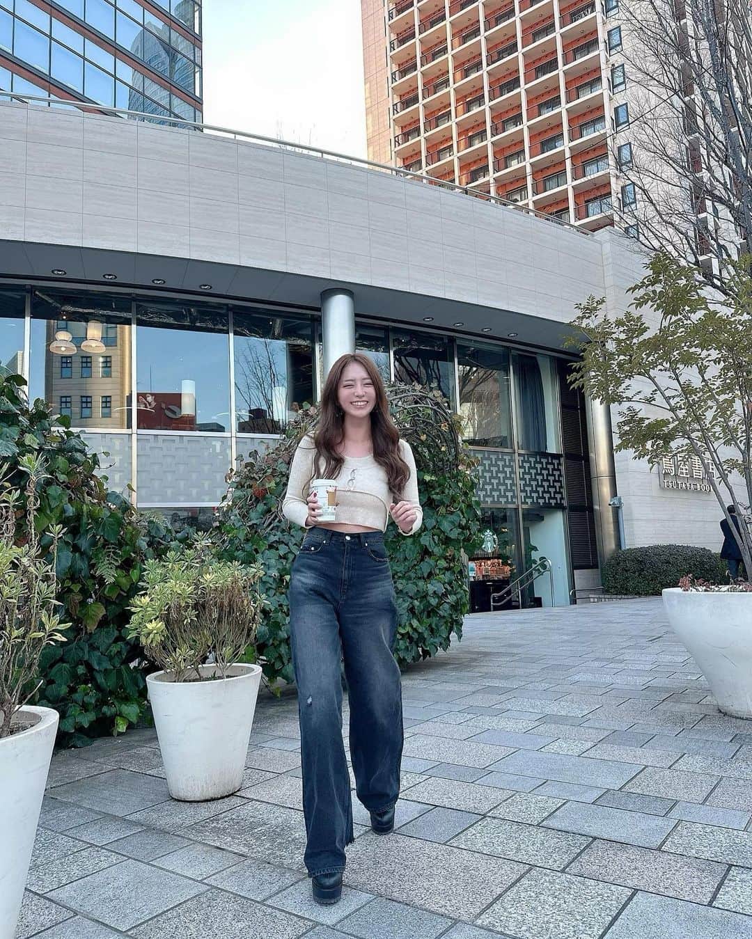 堀尾実咲のインスタグラム：「@emoda_official のデニム🫶  ブラック太めのデニムが欲しくて展示会でオーダーしたやつ🖤  ほどよいクラッシュが入っててかわいいよー🥹✨  #fashion #cordinate #emoda #zara #denim #エモダ #デニム #デニムコーデ」