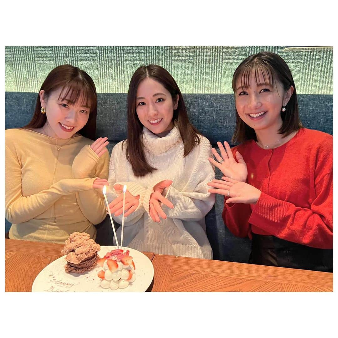 三上真奈さんのインスタグラム写真 - (三上真奈Instagram)「* tbsの田村真子ちゃんと近藤夏子ちゃん 先日かわいいかわいい2人に混ぜてもらいました〜☺️ 2人を眺めてるだけで幸せな気持ちに…🕊  そんな2人の可愛さを前に、 会った瞬間上着を脱ぐ時に肩がつって、 恥ずかしい思いをしたみかみなのでした。」2月17日 20時27分 - mana.mikami47