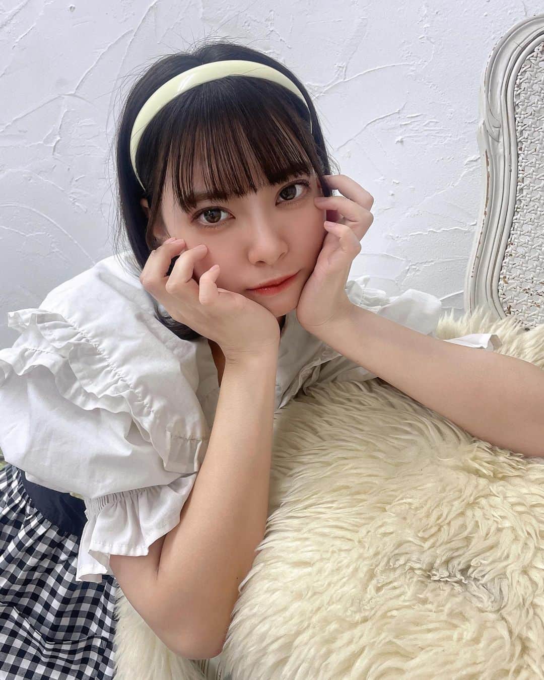 山田寿々のインスタグラム：「. ⁡ ⁡ カチューシャすず🤍🤍 ⁡ ⁡ ⁡ #ボブ #ボブアレンジ #カチューシャ #ootd #エプロン」