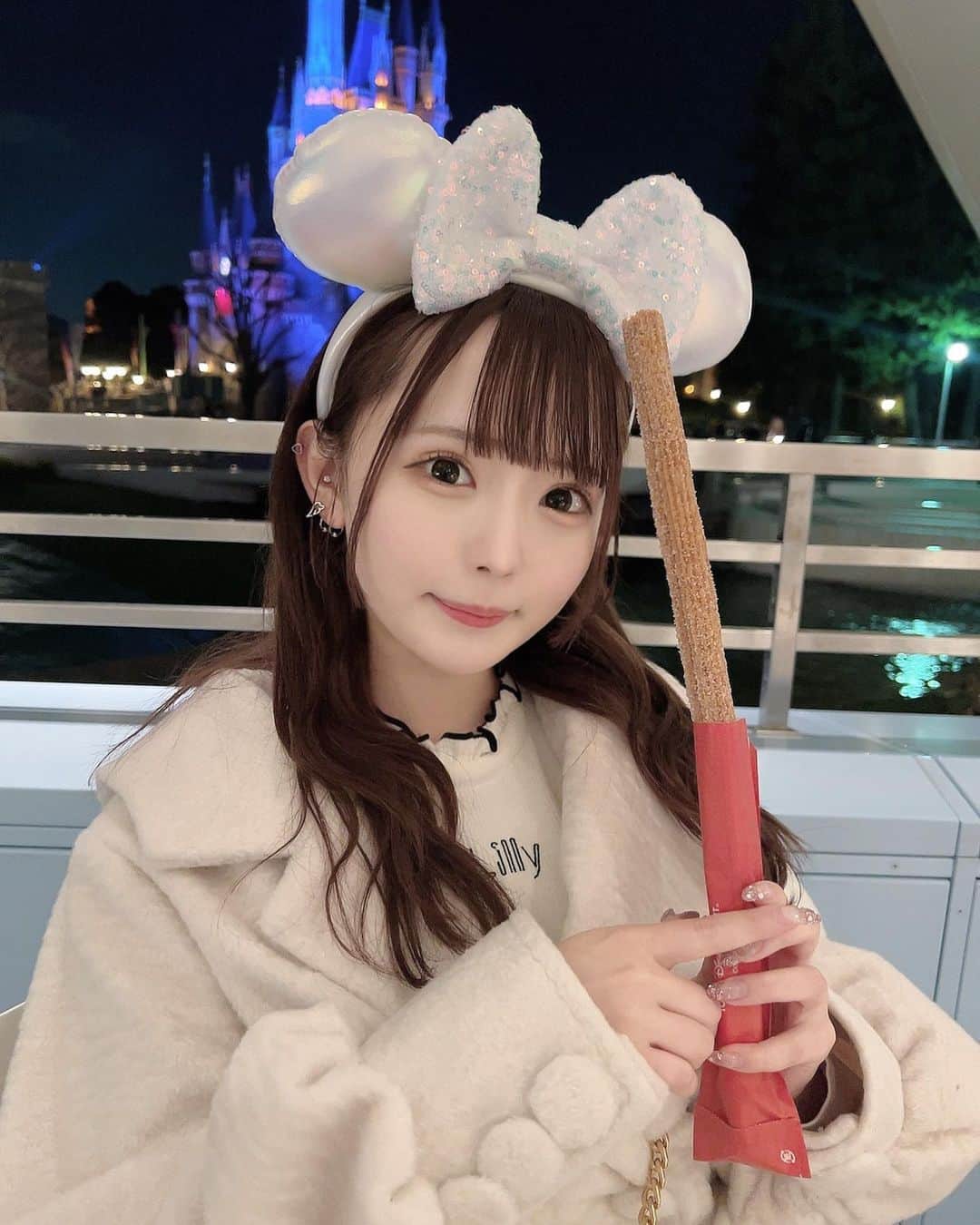 のインスタグラム：「テーマパーク行ったら絶対チュロスたべる( •̤ᴗ•̤ ) . #ディズニー #ディズニーランド #ディズニーカチューシャ #アイドル」