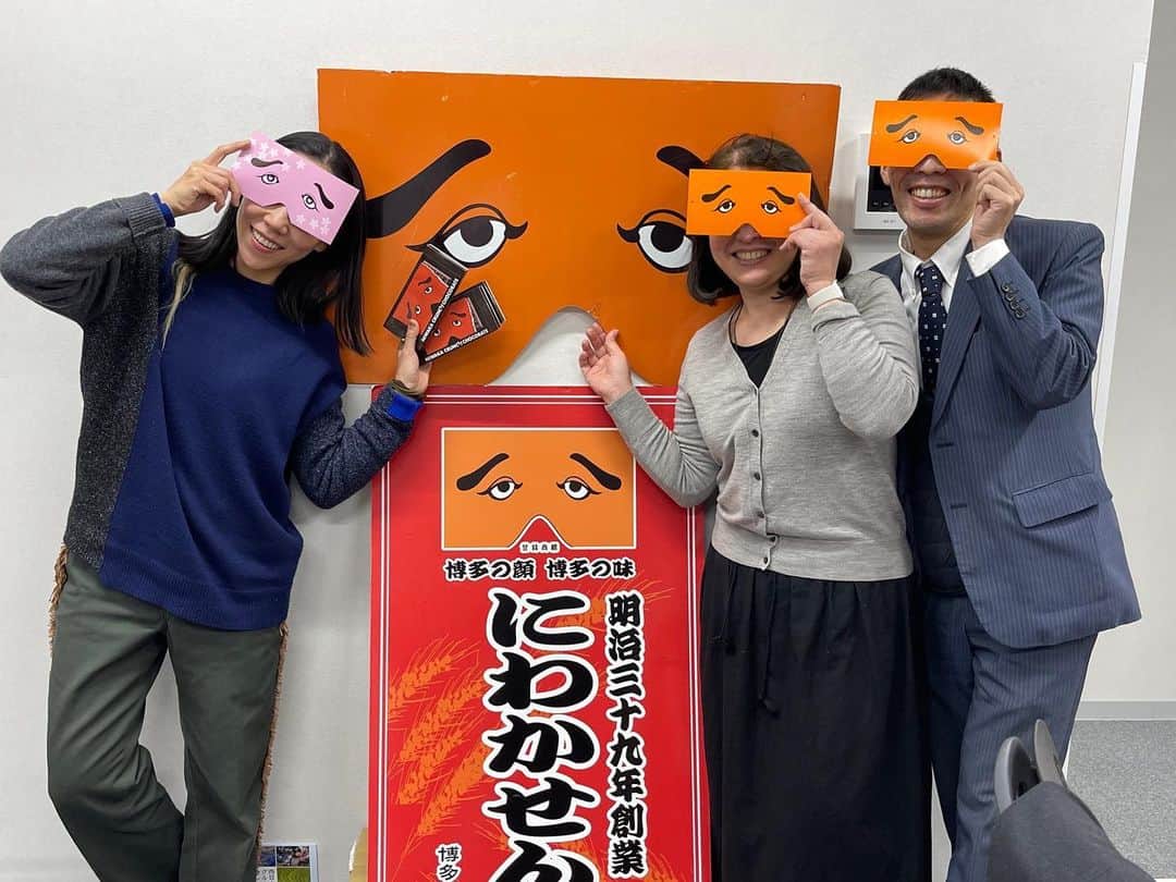 安藤モモ子のインスタグラム：「博多にわかせんぺい🔥❤️🔥 博多といえば、この目👀 創業100年以上だそう。  高木社長と奥様✨  笑顔と笑いの絶えない博多にわかせんぺい👀❤️👀  #にわかせんぺい  #博多 #ありがとう」
