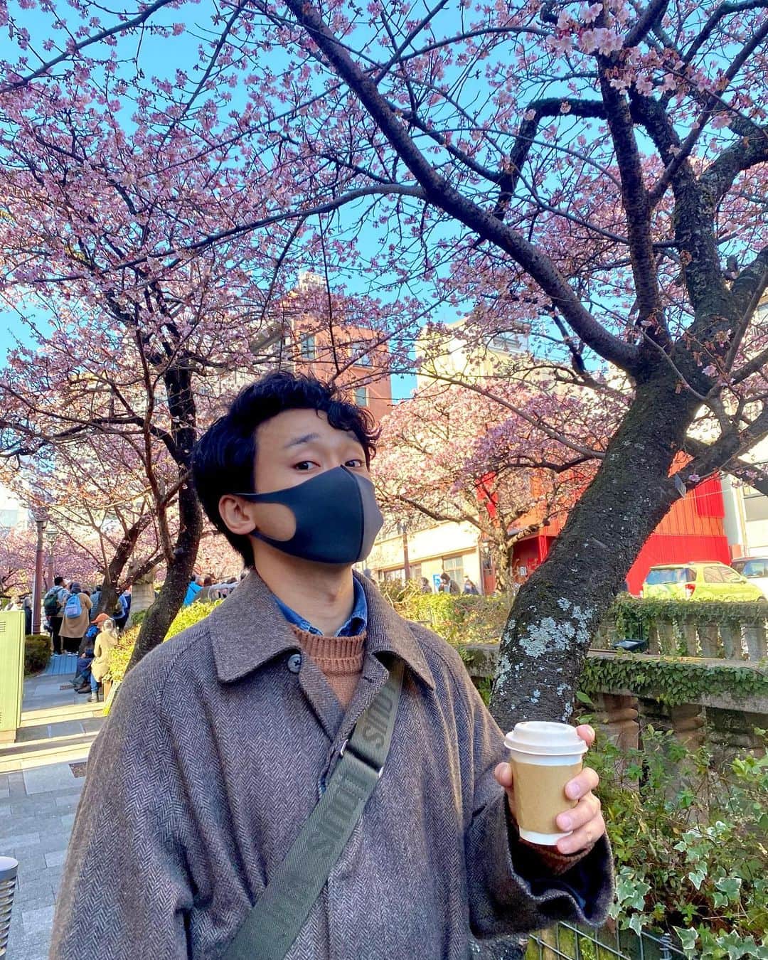 としみつのインスタグラム：「先日のおでけけ  このコートはマジで良い🧥」