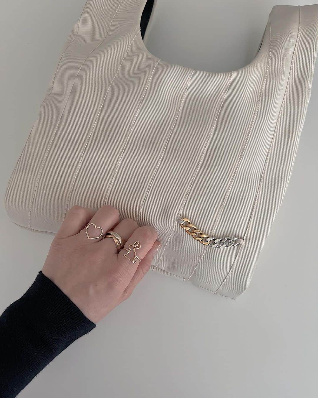 のインスタグラム：「🤍🐇 Ring #aliita  Other ring #cartier  Bag  #fivethirtypark   #akiweng」