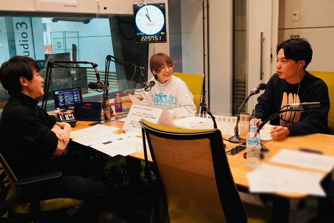 木佐凌一朗さんのインスタグラム写真 - (木佐凌一朗Instagram)「ABCラジオ「ミュージックパラダイス」 ヤユヨのリコさんの代打でちろるがMCで サブカル好きゲストとして Cody・Lee(李)「悶々」 THE2「恋のジャーナル」 ハルカミライ「光インザファミリー」 かけさせてもらいました！ まだの人はradikoで聴いてね！  1枚目の写真なんかスクールオブロックの「〇〇LOCKS!」みたいでテンション上がるね。  個人的に北村アナと漫画の話出来たのとドレスコーズの志磨遼平さんと週刊スケジュールで文字並べたのが嬉しかったです。  #CodyLee #THE2 #ハルカミライ #ミューパラ #北村慎平アナ  #翠星チークダンス」2月17日 20時35分 - inakanokisa