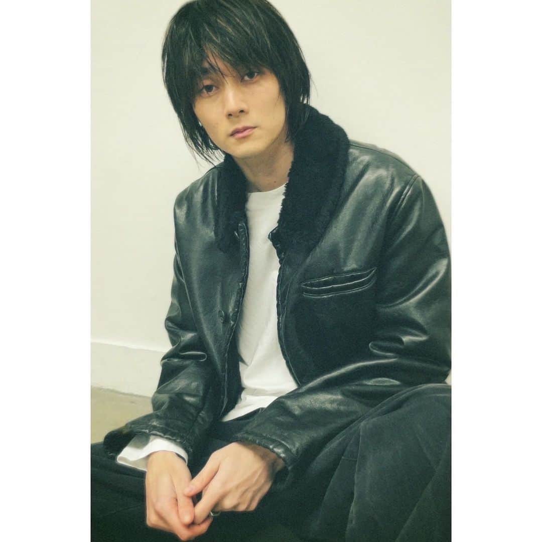 のインスタグラム：「皆こんばんは。 この前のオフショット。 アルマーニのヴィンテージのジャケットを友達の店でゲットしました！最高！  Hi everyone. A recent snapshot of me offscreen! I got a vintage Armani jacket! I love it! It's totally awesome!   BTW, did you have a nice Valentine's day? I hope you did.  As for me, I'm trying my best day after day to deliver a great piece of work! I can't wait to introduce it!  March is just around the corner, let's keep it up!  #アルマーニ #ヴィンテージ #栁俊太郎 #柳俊太郎 #Candids #Armani #jacket #Fashion #Favorite #Vintage #ShuntaroYanagi」