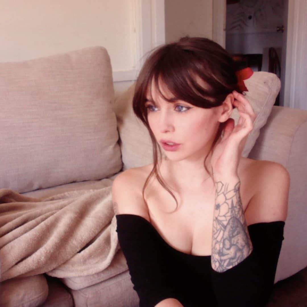 Acacia Brinleyのインスタグラム：「gentle」