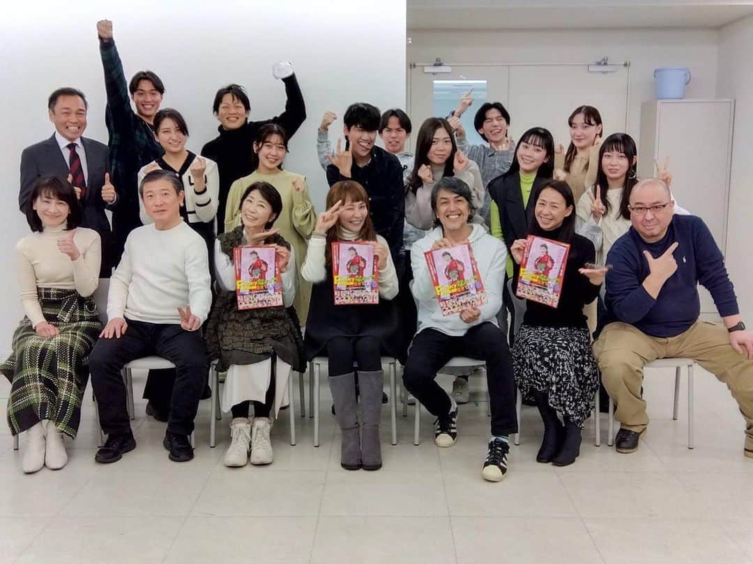 風祭ゆきのインスタグラム：「映画「難波金融伝・ミナミの帝王」シリーズ全作品を撮られた萩庭貞明監督の作・演出でお贈りする、ホロリそしてほっこりする人情ものです。 主演は米米クラブの石井美奈子さん。 「FUNKYな感じで生きている」に出演いたします。  是非劇場にお越しくださいませ。 石井美奈子さんの歌もたっぷり聞いていただけます。  3月2日(木）　　　　　  18:30   3日(金)  13:00  18:30 　  4 日(土)  13:00  17:30   5 日(日)  12:00  16:00 築地本願寺内　第一伝道会館2階　ブディストホールにて  チケット　S席　7,000円　　　A席　6,500円  ご連絡お待ち申し上げております。  #Funkyな感じで生きている」