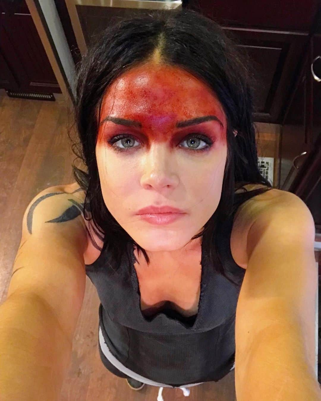 マリー・アヴゲロプロスのインスタグラム：「#FlashbackFriday to when I had the biggest ketchup spill on #The100. 🩸#BTS #OctaviaBlake #Blodreina  💄 @mupbycory  💇‍♀️ @laurenwiezoreck」