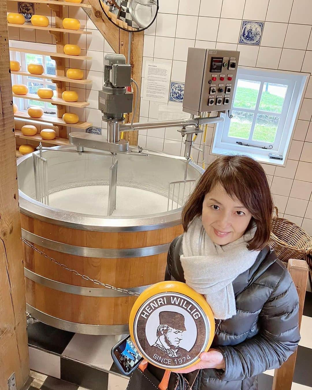 関谷亜矢子さんのインスタグラム写真 - (関谷亜矢子Instagram)「オランダといえばゴーダチーズ🧀オランダ語ではGoudaをハウダと発音。でも英語も母国語並みに喋る人が多いので、ほぼゴーダと呼ばれています。  アムステルダムから北に15キロ、ザーンセ・スカンスでは、風車や木靴工房など、昔ながらのオランダの風景を楽しめ、チーズメーカー、Henri Willigのゴーダチーズのデモンストレーションも。伝統衣装を身に纏った女性が、チーズの作り方を観光客に説明。彼女が 「牛のチーズは黄色いけれど、ヤギのチーズは白いのは何故かわかりますか？」と質問。最前列に座っていた私たち、隣に座る娘に厳しめに「え、ママ当然わかるでしょ！」と言われ、思わず「カロティン」と呟くと、女性は「excellent!」と😆 チーズプロフェッショナルの資格を持っていたら、誰でも答えられる質問ですが、娘の手前、面目を保ててよかった😅 チーズのテイスティングコーナーとショップは大賑わい。これだけ自由にテイスティングできると、自分の好みがわかって、購入しやすいですね。  それにしても、この日は風が強くて本当に寒かった！その分、風車はよく回っていましたが😆(回っていないのはお休み中)  #holland  #zaanseschans  #cheese  #gouda  #チーズプロフェッショナル  #チーズ好き」2月17日 23時26分 - ayakosekiya.516