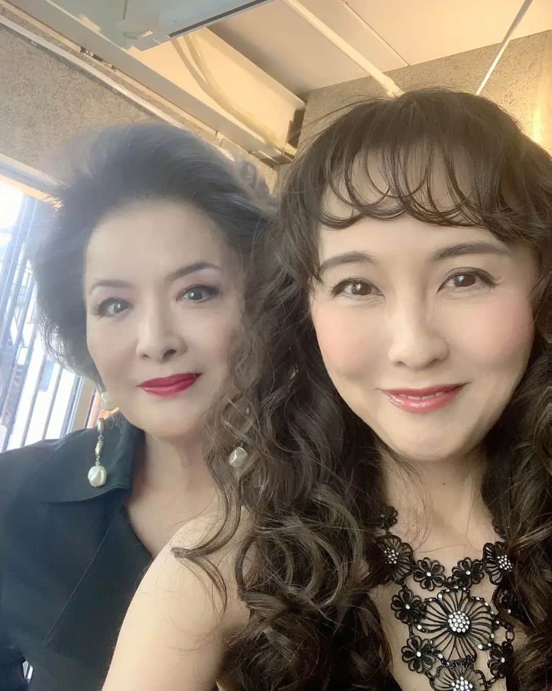 池上季実子さんのインスタグラム写真 - (池上季実子Instagram)「久しぶりの共演となる4月～5月の舞台のポスター撮りの合間のおふざけショット📱✨ 真弓ちゃんが撮ってくれました〰️🤗  #池上季実子 #本多真弓 #女優 #舞台 #4月  #5月  #ポスター撮り  #おふざけショット  #携帯」2月17日 23時22分 - kimiko_ikegami_actress_japan