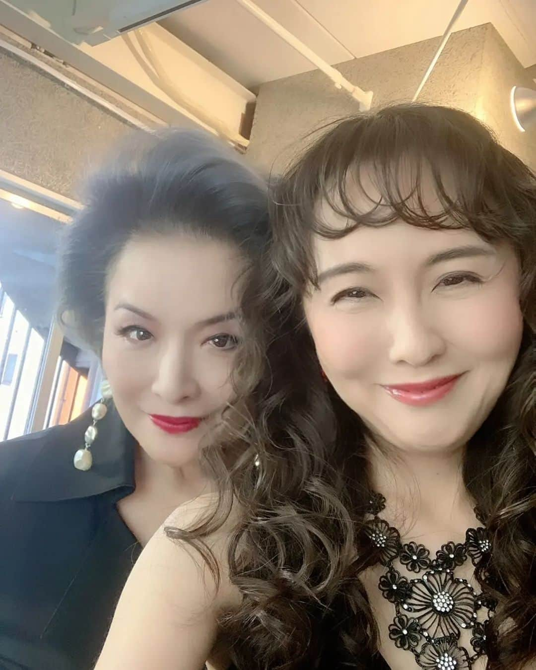 池上季実子さんのインスタグラム写真 - (池上季実子Instagram)「久しぶりの共演となる4月～5月の舞台のポスター撮りの合間のおふざけショット📱✨ 真弓ちゃんが撮ってくれました〰️🤗  #池上季実子 #本多真弓 #女優 #舞台 #4月  #5月  #ポスター撮り  #おふざけショット  #携帯」2月17日 23時22分 - kimiko_ikegami_actress_japan