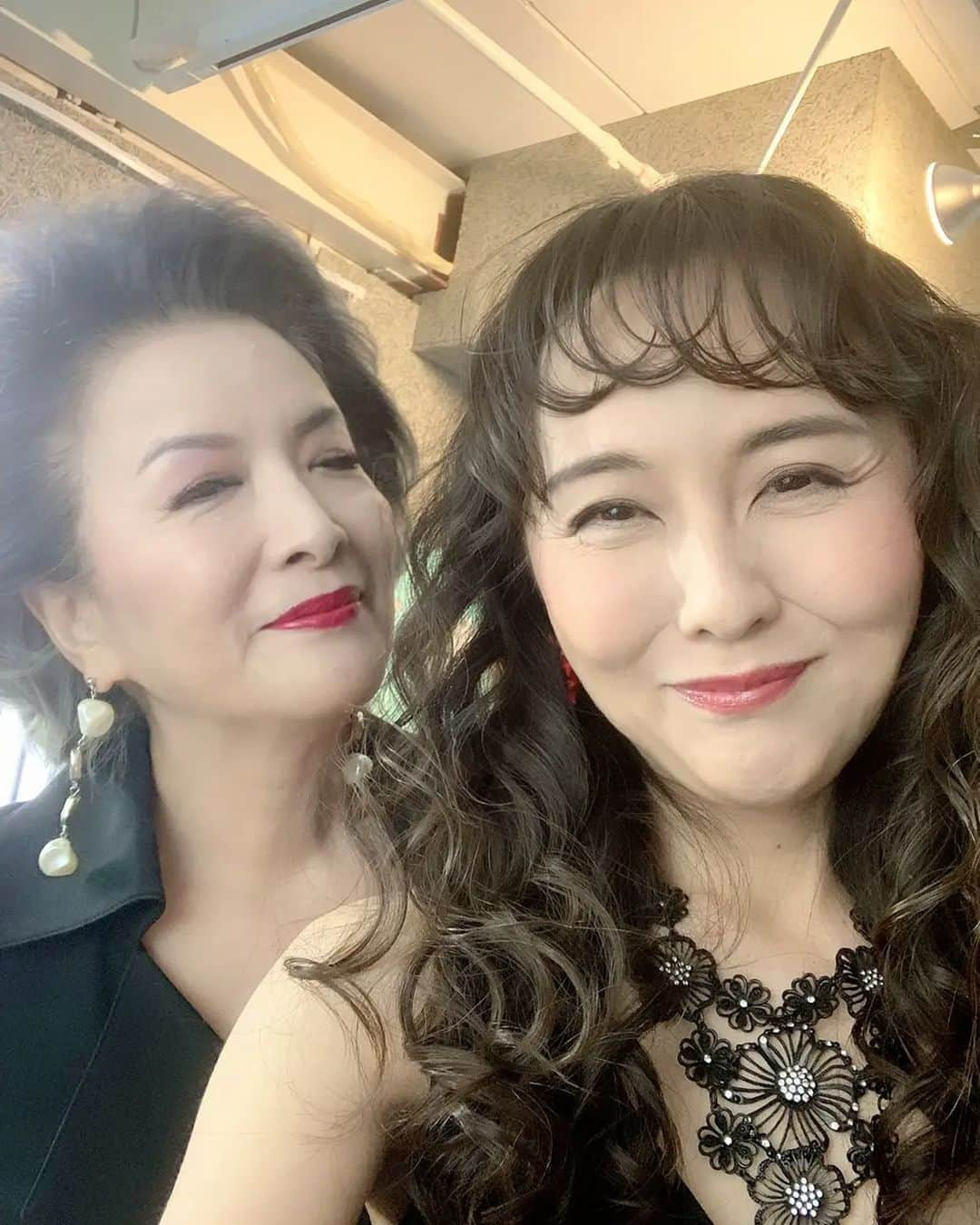 池上季実子さんのインスタグラム写真 - (池上季実子Instagram)「久しぶりの共演となる4月～5月の舞台のポスター撮りの合間のおふざけショット📱✨ 真弓ちゃんが撮ってくれました〰️🤗  #池上季実子 #本多真弓 #女優 #舞台 #4月  #5月  #ポスター撮り  #おふざけショット  #携帯」2月17日 23時22分 - kimiko_ikegami_actress_japan