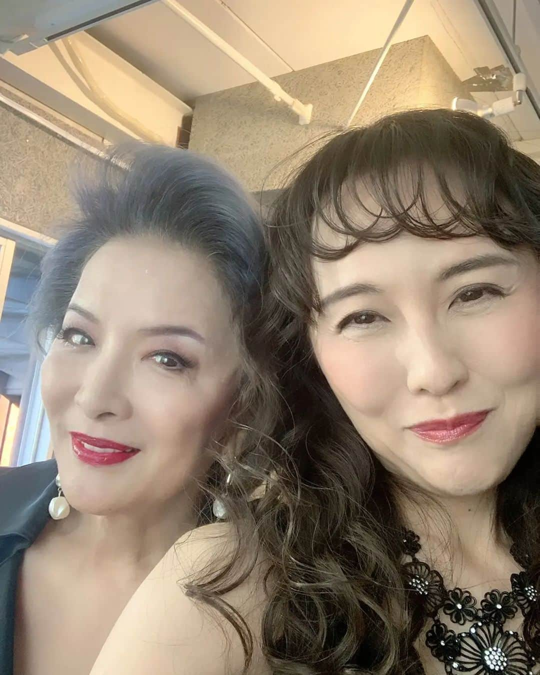 池上季実子さんのインスタグラム写真 - (池上季実子Instagram)「久しぶりの共演となる4月～5月の舞台のポスター撮りの合間のおふざけショット📱✨ 真弓ちゃんが撮ってくれました〰️🤗  #池上季実子 #本多真弓 #女優 #舞台 #4月  #5月  #ポスター撮り  #おふざけショット  #携帯」2月17日 23時22分 - kimiko_ikegami_actress_japan