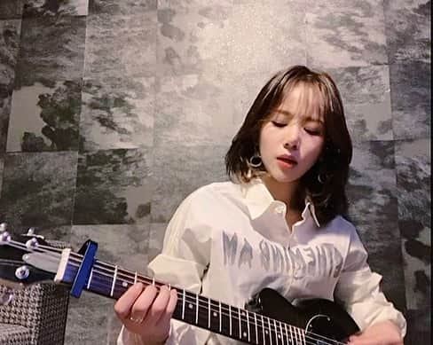 原望奈美さんのインスタグラム写真 - (原望奈美Instagram)「🎸🎶 ⁣ #tiktok  ⁣◾️account / 乃zomi @ nozomi_vo◾️  ⁣真面目に取り組み始めてもーすぐ１ヶ月！ 左の指先、皮が凄いことに😂 夜な夜な練習するのが楽しい！ ⁣ ⁣持ち運びは小さいのを。 なぜならめっちゃ肩凝る！笑  ⁣ ⁣環境が整ったら大きいので載せていきたいなぁ。 小さいほうが弾きやすいけど😂 ⁣ ⁣ tiktok にて #弾き語り 載せてます。 初心者過ぎるのでへたっぴですが、是非見てくださいフォローミーです！ ⁣  よろしくお願いしまーす！  ⁣ ⁣ ⁣ ⁣#ギター女子 #ギター初心者 #ギター弾き語り #ギター練習 #ミニエレキ #エレキギター #アコースティックギター #歌ってみた #guitarsolo #guitarcover #instamusic #coversong #기타초보 #기타스타그램 #기타커버 #기타연습 #한숨커버 #이하이 #한숨 #팔로우미  ⁣ ⁣ ⁣ ⁣」2月17日 23時25分 - vo_nozomi