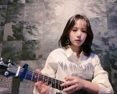 原望奈美さんのインスタグラム写真 - (原望奈美Instagram)「🎸🎶 ⁣ #tiktok  ⁣◾️account / 乃zomi @ nozomi_vo◾️  ⁣真面目に取り組み始めてもーすぐ１ヶ月！ 左の指先、皮が凄いことに😂 夜な夜な練習するのが楽しい！ ⁣ ⁣持ち運びは小さいのを。 なぜならめっちゃ肩凝る！笑  ⁣ ⁣環境が整ったら大きいので載せていきたいなぁ。 小さいほうが弾きやすいけど😂 ⁣ ⁣ tiktok にて #弾き語り 載せてます。 初心者過ぎるのでへたっぴですが、是非見てくださいフォローミーです！ ⁣  よろしくお願いしまーす！  ⁣ ⁣ ⁣ ⁣#ギター女子 #ギター初心者 #ギター弾き語り #ギター練習 #ミニエレキ #エレキギター #アコースティックギター #歌ってみた #guitarsolo #guitarcover #instamusic #coversong #기타초보 #기타스타그램 #기타커버 #기타연습 #한숨커버 #이하이 #한숨 #팔로우미  ⁣ ⁣ ⁣ ⁣」2月17日 23時25分 - vo_nozomi